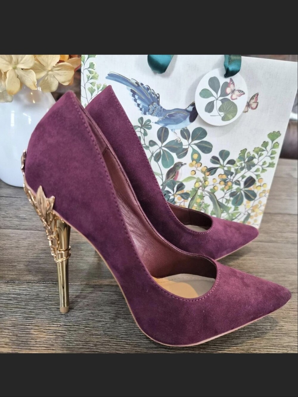 Shoe Dazzle Maroon Pumps With Leaf Details